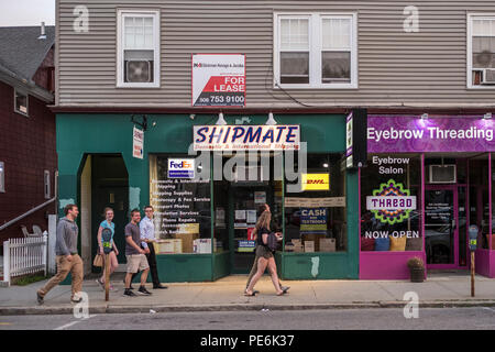 Mehrere Studenten Spaziergang entlang Highland Straße in Worcester, MA Stockfoto