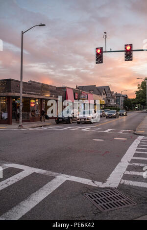 Autos auf Highland Street, Worcester, MA gestoppt für das rote Licht Stockfoto
