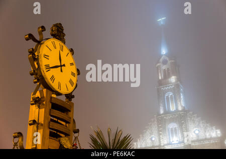 St. Peter der Apostel die Mutter Kirche (Igreja Matriz São Pedro Apóstolo) und berühmten Thermometer in der Nacht beleuchtung - Gramado, Rio Grande do Sul, Brasilien Stockfoto