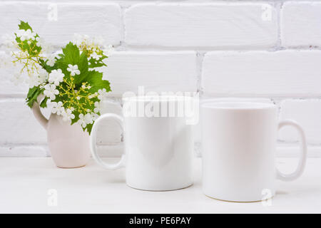 Zwei weiße Kaffeetasse mockup mit blühenden viburnum Zweig. Leere Becher mock up mit Blumen für Design Promotion. Stockfoto