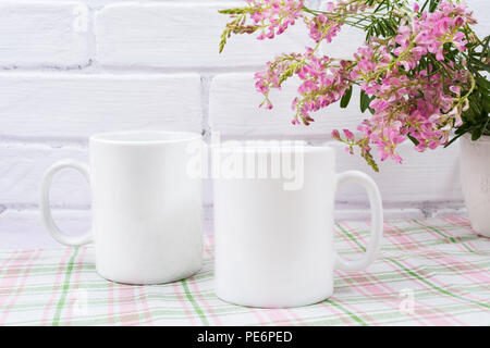 Zwei weiße Kaffeetasse mockup mit kleinen rosa Blüten. Leere Becher mock up für Design Promotion. Stockfoto