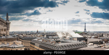 Sonnenstrahlen über die schöne Stadt Paris von der Dachterrasse der Galeries Lafayette in einem kalten Winter Tag gesehen Stockfoto