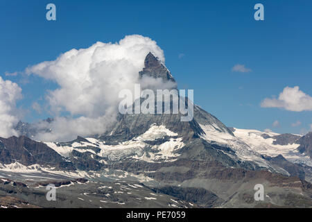 Mond über dem berühmten Matterhorn mit Wolken und blauer Himmel im HDR glänzend, Schweiz Stockfoto