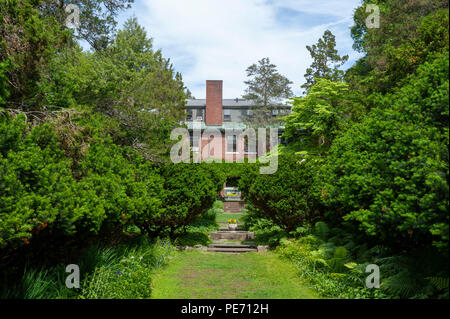 Ein Herrenhaus im georgianischen Stil in einem formalen Garten. Das Anwesen wird oft als Veranstaltungsort für Hochzeiten genutzt. Lebensraum Education Center, Belmont, MA, USA Stockfoto