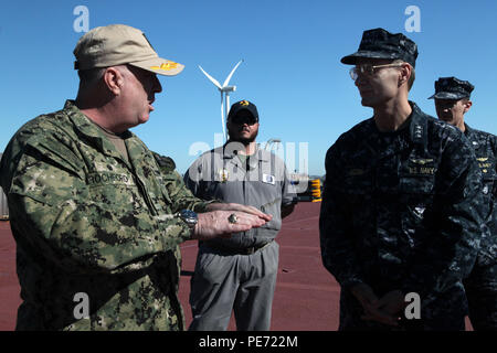 YOKOHAMA, Japan - Marine Kapitän Robert "Rocky" Rochford, Commodore der Maritimen Vorpositionierung Schiffe Staffel Drei, Schriftsatz Vice Adm. Joseph S. Aucoin, Kommandant der 7. US-Flotte, von den Möglichkeiten der USNS Montford (T-ESD 1) an der North Station hier während einer einweisungsrundgang, Okt. 8. (U.S. Marine Foto von Grady T. Fontana/Freigegeben) Stockfoto