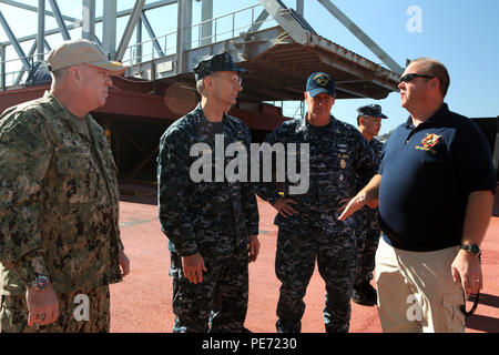 YOKOHAMA, Japan - Zivile mariner Kapitän Michael Sands, Meister der USNS Montford (T-ESD1), Slips Vice Adm. Joseph S. Aucoin, Kommandant der 7. US-Flotte, von den Fähigkeiten des Montford Punkt an der North Station hier während einer einweisungsrundgang, Okt. 8. (U.S. Marine Foto von Grady T. Fontana/Freigegeben) Stockfoto