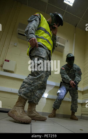 Us-Armee Sgt. Devlin Trefethen, Links, Evaluator und SPC. William Crankshaw, sowohl militärische als Polizisten mit Direktion der Notdienste, U.S. Army Garrison Benelux, bzw. beobachtet und unterstützt die anderen militärischen Polizist active shooter Operationen für eine Strafverfolgung Zertifizierung auf Chièvres, Chièvres, Belgien, 8. Oktober 2015 durchzuführen. (U.S. Armee Foto von visuellen Informationen Spezialist Pierre-Etienne Courtejoie/Freigegeben) Stockfoto