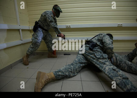 Us-Armee SPC. William Crankshaw und SPC. Richard Fletcher, beide mit Direktion der Notdienste, U.S. Army Garrison Benelux, Festnahme eines Verdächtigen während eines aktiven shooter Ausbildung innerhalb Chièvres Air Base's Old commissary, Chièvres, Belgien, 8. Oktober 2015. (U.S. Armee Foto von visuellen Informationen Spezialist Pierre-Etienne Courtejoie/Freigegeben) Stockfoto