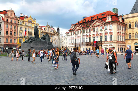 Prag, Tschechische Republik - 10.Juni 2018. Blick auf die Altstadt mit Touristen in Prag, Tschechische Republik Stockfoto