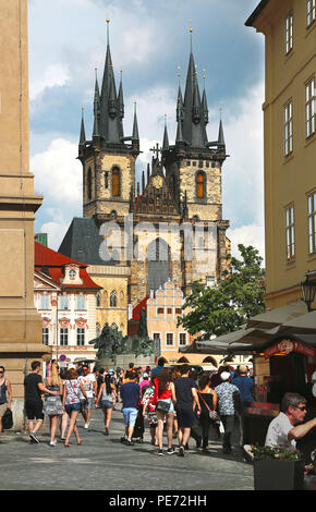 Prag, Tschechische Republik - 10.Juni 2018. Ansicht Kirche der Muttergottes vor dem Tyn am alten Stadtplatz mit Touristen im Vordergrund. Stockfoto