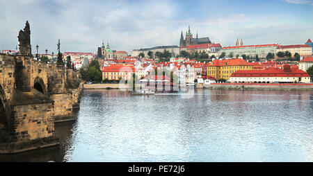 Prag, Tschechische Republik - 10.Juni 2018. Blick auf die Prager Burg (Prazsky hrad) amnd Karlsbrücke über die Moldau in Prag, Tschechische Republik Stockfoto