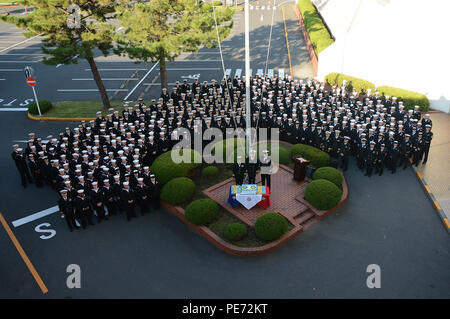 YOKOSUKA, Japan (Okt. 2010) 13, 2015) - Mitarbeiter des U.S. Naval Hospital (USNH) Yokosuka für ein Gruppenfoto vor der Durchführung einen Kuchen schneiden Festakt statt der 240. Geburtstag der United States Navy zu gedenken darstellen. Der kontinentalen Marine wurde am Okt. 13, 1775 vom Kontinentalen Kongress etabliert zwei bewaffnete Schiffe für Munition Schiffe, die britische Armee in Amerika zu suchen. USNH Yokosuka ist der größte US-Militär Kläranlage auf dem Festland Japan interessieren für rund 43.000 in Betracht kommenden Begünstigten. (U.S. Marine Foto von Greg Mitchell/durch USNH Yokosuka freigegeben Stockfoto