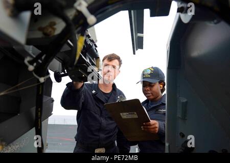 151011-N-VY489-041 Mittelmeer (11. Oktober 2015) Petty Officer 2. Klasse Kevin Rokes, links, und Feuerwehrmann Dylan Williams bewerten die MK-38 25 mm Maschinengewehr, als Teil eines Waffen-Funktionalität-Checks an Bord der US 6. Flotte Kommando- und Schiff USS Mount Whitney (LCC-20) 11. Oktober 2015. Mount Whitney, nach vorn eingesetzt nach Gaeta, Italien, arbeitet mit einer kombinierten Mannschaft von Matrosen und Military Sealift Command Staatsdienst Seeleute. (U.S. Navy Photo by Massenkommunikation Spezialist 1. Klasse Mike Wright / veröffentlicht) Stockfoto