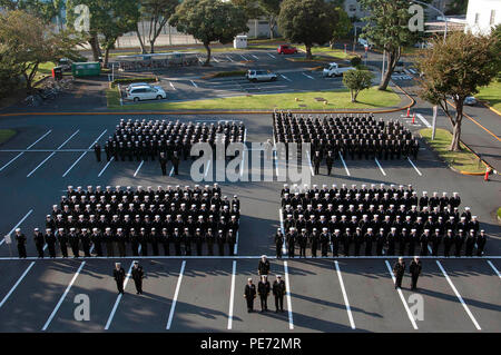 YOKOSUKA, Japan (Okt. 2010) 13, 2015) - Segler in Reihen während ein Befehl service Uniform Inspektion, zu Ehren der 240. Geburtstag der United States Navy statt. Der kontinentalen Marine wurde am Okt. 13, 1775 vom Kontinentalen Kongress etabliert zwei bewaffnete Schiffe für Munition Schiffe, die britische Armee in Amerika zu suchen. USNH Yokosuka ist der größte US-Militär Kläranlage auf dem Festland Japan interessieren für rund 43.000 in Betracht kommenden Begünstigten. (U.S. Marine Foto von Tim Jensen/durch USNH Yokosuka Public Affairs Office freigegeben) Stockfoto