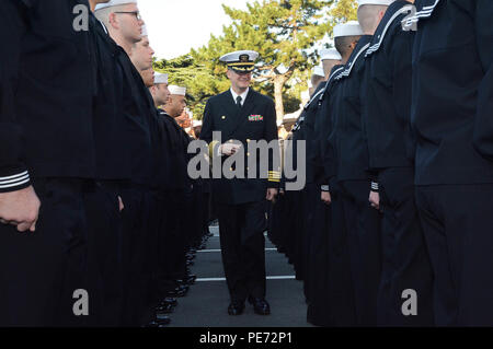 YOKOSUKA, Japan (Okt. 2010) 13, 2015) - U.S. Naval Hospital (USNH) Kamakura, Kommandierender Offizier, Kapitän Glen Crawford, beobachtet Matrosen in Reihen während ein Befehl service Uniform Inspektion, zu Ehren der 240. Geburtstag der United States Navy statt. Der kontinentalen Marine wurde am Okt. 13, 1775 vom Kontinentalen Kongress etabliert zwei bewaffnete Schiffe für Munition Schiffe, die britische Armee in Amerika zu suchen. USNH Yokosuka ist der größte US-Militär Kläranlage auf dem Festland Japan interessieren für rund 43.000 in Betracht kommenden Begünstigten. (U.S. Marine Foto von Greg Mi Stockfoto