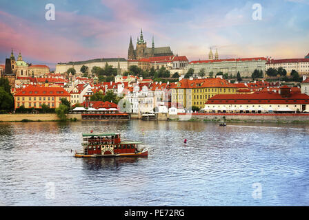 Prag, Tschechische Republik - 10.Juni 2018. Blick auf die Prager Burg (Prazsky hrad) über der Moldau in Prag, Tschechische Republik Stockfoto