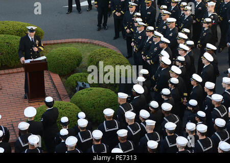 151013-N-OB 549-101 Yokosuka, Japan (Okt. 2010) 13, 2015) Command Master Chief Loren Rucker, U.S. Naval Hospital (USNH) Yokosuka zugewiesen, Adressen Matrosen nach Abschluss eines Befehls service Uniform Inspektion zu Ehren der 240. Geburtstag des U.S, Marine statt. Der kontinentalen Marine wurde am Okt. 13, 1775 vom Kontinentalen Kongress etabliert zwei bewaffnete Schiffe für Munition Schiffe, die britische Armee in Amerika zu suchen. USNH Yokosuka ist der größte US-Militär Kläranlage auf dem Festland Japan interessieren für rund 43.000 in Betracht kommenden Begünstigten. (U.S. Na Stockfoto