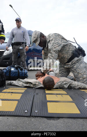 Us-Armee militärische Polizist SPC. Richard Fletcher, mit der US-Armee Garnison Benelux, führt eine Herzmassage auf das Opfer während der Aktiven shooter Übung auf Gate 14 von Chievres Air Base, in Chievres, Belgien, Sept. 24, 2015. (U.S. Armee Foto durch visuelle Information Specialist Pascal Demeuldre/Freigegeben) Stockfoto