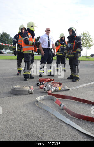 Belgischen Feuerwehrmann Didier Niset, U.S. Army Garrison Benelux Direktion der Rettungsdienste und Feuerwehren der Stadt Chievres, bereiten die Löschschläuche während der Aktiven shooter Übung auf Gate 14 von Chievres Air Base, in Chievres, Belgien, Sept. 24, 2015. (U.S. Armee Foto durch visuelle Information Specialist Pascal Demeuldre/Freigegeben) Stockfoto