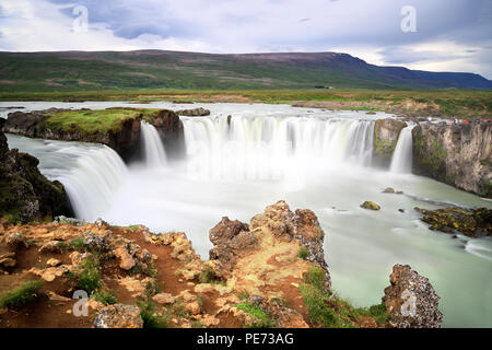 Schönen Blick von oben auf den Godafoss Wasserfall im Sommer, Island Stockfoto