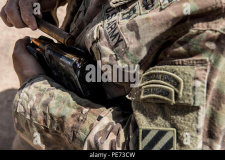 Ein Scout Sniper Team Marksman, Teil der Recon Platoon Bravo Company, 2.BATAILLON, 124 Infanterie Regiment, 53 Brigade Combat Team, Florida Army National Guard Lasten .50 Kaliber Runden in einer Zeitschrift während einer Live Fire long range Treffsicherheit Ausbildung und Qualifizierung Kurs an der Arta Training Strecke in Dschibuti, Oct 14, 2015. Der SST ist eine unterstützende Einheit im Osten Afrika Response Force, eine schnelle Eingreiftruppe für Blindbewerbungen innerhalb der US Africa Command Verantwortungsbereich zu reagieren. (U.S. Air Force Foto: Staff Sgt. Gregory Bach/freigegeben. Dieses Phot Stockfoto