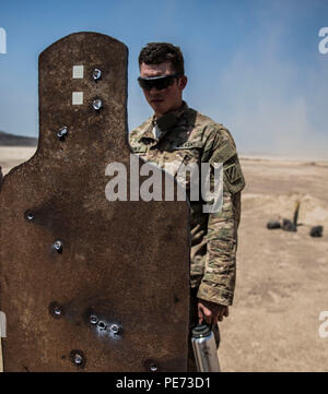 Ein Scout Sniper Team Marksman, Teil der Recon Platoon Bravo Company, 2.BATAILLON, 124 Infanterie Regiment, 53 Brigade Combat Team, Florida Army National Guard untersucht seine Schüsse nach Zündung ein barrett M107 .50 Kaliber halbautomatische Anti-materiel Gewehr auf einen 1200 Meter Ziel bei einem Feuer große Reichweite Treffsicherheit Ausbildung und Qualifizierung Kurs an der Arta Training Strecke in Dschibuti, Okt 14., 2015. Der SST ist eine unterstützende Einheit im Osten Afrika Response Force, eine schnelle Eingreiftruppe für Blindbewerbungen innerhalb der USA Afrika Befehlsbereich der responsib zu reagieren Stockfoto