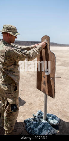 Ein Scout Sniper Team Marksman, Teil der Recon Platoon Bravo Company, 2.BATAILLON, 124 Infanterie Regiment, 53 Brigade Combat Team, Florida Army National Guard feuert eine Barrett M107 .50 Kaliber halbautomatische Anti-materiel Gewehr auf einen 1200 Meter Ziel bei einem Feuer große Reichweite Treffsicherheit Ausbildung und Qualifizierung Kurs an der Arta Training Strecke in Dschibuti, Okt 14., 2015. Der SST ist eine unterstützende Einheit im Osten Afrika Response Force, eine schnelle Eingreiftruppe für Blindbewerbungen innerhalb der US Africa Command Verantwortungsbereich zu reagieren. (U.S. Air Force Pho Stockfoto