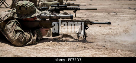 Scout Sniper Team Marksman, Teil der Recon Platoon Bravo Company, 2.BATAILLON, 124 Infanterie Regiment, 53 Brigade Combat Team, Florida Army National Guard Feuer die M110 semi-automatischen Sniper-Gewehr an verschiedenen Entfernung Ziele, von 150 bis 1200 Metern bei einem Feuer große Reichweite Treffsicherheit Ausbildung und Qualifizierung Kurs an der Arta Training Strecke in Dschibuti, Oct 14, 2015 reichen. Der SST ist eine unterstützende Einheit im Osten Afrika Response Force, eine schnelle Eingreiftruppe für Blindbewerbungen innerhalb der US Africa Command Verantwortungsbereich zu reagieren. ( Stockfoto