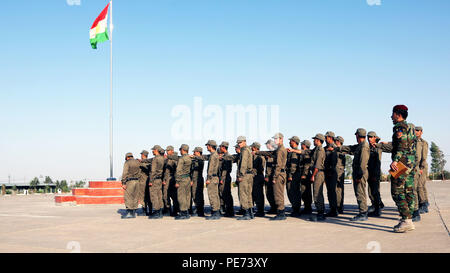 Peschmerga-Soldaten versammeln sich am 7. Oktober 2015 in der Nähe von Erbil, Irak, im multinationalen Kurdischen Trainings- und Koordinationszentrum. Die Ausbildung umfasst Kampffähigkeit, erste Hilfe und Kurse zur städtischen Bekämpfung zur Vorbereitung der irakischen Sicherheitskräfte im Rahmen der Combined Joint Task Force – Operation inhärente Entschlossenheit, Operationen des Islamischen Staates entgegenzuwirken und die Stabilität im Irak zu verbessern. Stockfoto