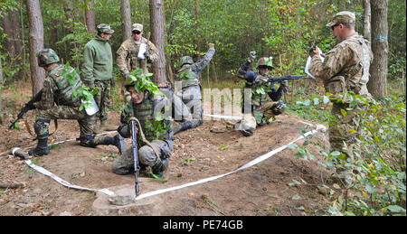 Soldaten mit der ukrainischen Nationalgarde werden darüber, wie Sie mithilfe von Arm und Hand Signale kommunizieren Okt. 8, 2015 ausgewertet, die bei einer Bewertung der Phase des internationalen Friedens und der Sicherheit in der Nähe von Yavoriv, Ukraine. Fallschirmjäger von der 173Rd Abn. Bde. Sind in der Ukraine In der Ukraine neu gegründete Nationalgarde als Teil von Fearless Wächter, der Zeitplan bis November zum letzten Zug. (U.S. Armee Foto: Staff Sgt. Adriana Diaz-Brown, 10 Drücken Sie Camp Headquarters) Stockfoto