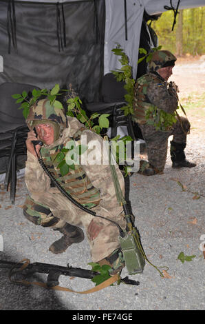 Der Soldat mit dem ukrainischen Nationalgarde führt Sprachkommunikation auf feindliche Bewegung 8. Oktober 2015, die bei einer Bewertung im Rahmen von Fearless Hüterin des internationalen Friedens und der Sicherheit in der Nähe von Yavoriv, Ukraine. Die Scots Guards wird getestet, um sicherzustellen, dass er bereit ist, für eine Radio Net das richtige Rufzeichen zu verwenden. Fallschirmjäger von der 173Rd Abn. Bde. Sind in der Ukraine In der Ukraine neu gegründete Nationalgarde als Teil von Fearless Wächter, der Zeitplan bis November zum letzten Zug. (U.S. Armee Foto: Staff Sgt. Adriana Diaz-Brown, 10 Drücken Sie Camp Headquarters) Stockfoto