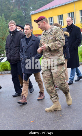 Oberstleutnant Michael Kloepper, Kommandant der 2 Mrd. der US-Armee., 503Rd Inf. Regt., 173Rd Abn. Bde. grüßt und begrüßt Daniel Bär, der Botschafter der Vereinigten Staaten für die Organisation für Sicherheit und Zusammenarbeit in Europa (Mitte) und 11 weiteren Vertretern, Oktober 13, 2015, die Bedeutung der unerschrockenen Wächter, die Ausbildung der Ukraine neu gebildeten nationalen Schutz unter die Kongress- zugelassene globale Kontingenz Sicherheit Fonds in der Nähe von yavoriv, die Ukraine zu betonen. Fearless Guardian ist geplant bis November dauern. (U.S. Armee Foto: Staff Sgt. Adriana Diaz-Brown, 10 Drücken Sie lagern Headqu Stockfoto