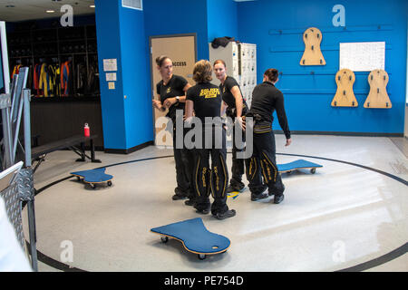 Mitglieder der goldene Ritter, für Frauen 4-way Formationsspringen Team zu Fuß den Sprung an der Paraklet XP Indoor Skydiving Okt.15, 2015, in Raeford, N.C. Am Boden Ausbildung besteht aus einer der folgenden zwei Methoden: Was ist bekannt als "schleichende die Jump'und buchstäblich zu Fuß den Sprung an die Bewegungen jedes Teammitglied zu gehen hat. (U.S. Armee Foto von SPC. L'Erin Wynn, 49. Öffentliche Angelegenheiten Ablösung/Freigegeben) Stockfoto