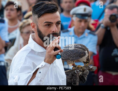 Pisticci (Italien) - Die mittelalterliche Fest Enotria Felix in der Weißen Stadt Provinz Matera. Hier die Show der Falknerei, mit Adler, Eulen und Falken Stockfoto