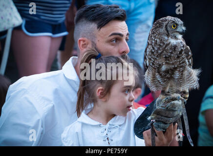 Pisticci (Italien) - Die mittelalterliche Fest Enotria Felix in der Weißen Stadt Provinz Matera. Hier die Show der Falknerei, mit Adler, Eulen und Falken Stockfoto