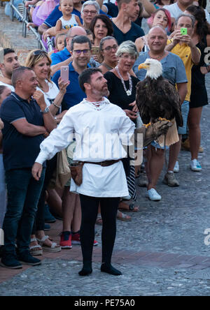 Pisticci (Italien) - Die mittelalterliche Fest Enotria Felix in der Weißen Stadt Provinz Matera. Hier die Show der Falknerei, mit Adler, Eulen und Falken Stockfoto