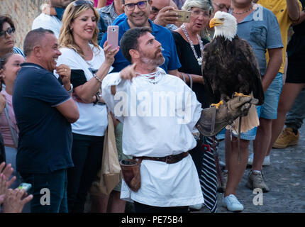 Pisticci (Italien) - Die mittelalterliche Fest Enotria Felix in der Weißen Stadt Provinz Matera. Hier die Show der Falknerei, mit Adler, Eulen und Falken Stockfoto