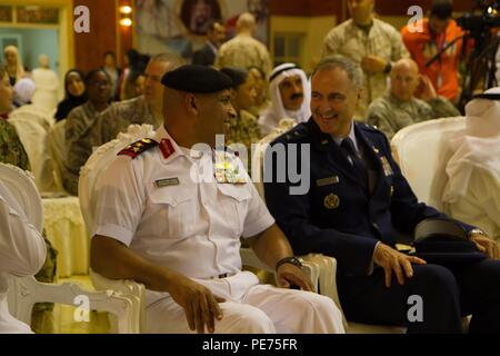 Us Air Force Generalmajor Robert Williams, Chief, Büro der militärischen Zusammenarbeit USA Embassy-Kuwait, spricht mit Marine Kuwait Brig. Gen. Mohammed Al-Theyab vor Beginn des 25-jährigen Jubiläums Schulen Programm in Fatima Bint Al-Waleed Girls High School in Kuwait City, Okt. 20. Die Veranstaltung ist die erste in einer sechsteiligen Serie, dass die U.S.-Kuwait Partnerschaft und der Befreiung von Kuwait von Saddam Husseins Streitkräften gedenkt. (U.S. Armee Foto von Sgt. Youtoy Martin, 19 Public Affairs Loslösung, USARCENT Public Affairs) Stockfoto