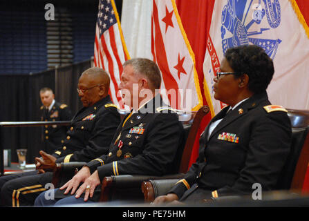 Der kommandierende General der District of Columbia der National Guard, Generalmajor Errol Schwartz, Gastgeber der Change-of-Befehl Zeremonie des Chief Warrant Officer 5 (s) Janice Fontanez und Steven Mueck am Joint Force Headquarters, Distrikt von Columbia Armory am Okt. 17, 2015. Stockfoto