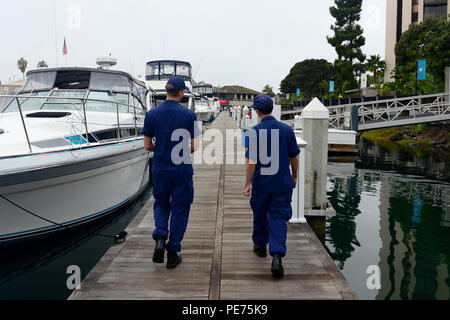 Petty Officer 3. Klasse eben Smith und Petty Officer 2nd class Jody Leinweber, Marine science Techniker bei Coast Guard Sektor San Diego Incident Management Division, Patrol, die Docks auf der Suche nach potenziellen ökologischen Gefahren im Hyatt Regency Mission Bay Marina in San Diego am Okt. 16, 2015. Die patrouille war Teil einer Woche - der lange Anstieg der Vorgänge, die vom IMD zur Steigerung des öffentlichen Bewusstseins bei der Verhinderung von negativen Auswirkungen auf die Umwelt angestrebt. (U.S. Coast Guard Foto von Petty Officer 3. Klasse Joel Guzman) Stockfoto