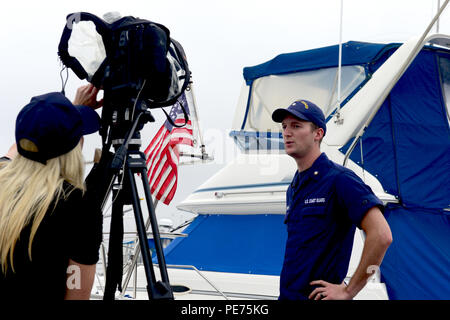 Hannah Mullins, ein Reporter der ABC 10 News San Diego, Interviews Petty Officer 3. Klasse eben Smith, ein Marine science Techniker an der Coast Guard Sektor San Diego Incident Management Division, über die Entdeckung eines Verletzten sea lion Während surge Umwelt Patrouillen der Küstenwache im Hyatt Regency Mission Bay Marina in San Diego durchgeführt am Okt. 16, 2015. Smith war der Erste, der das verletzte Tier- und Aufruf zur Unterstützung vor Ort. (U.S. Coast Guard Foto von Petty Officer 3. Klasse Joel Guzman) Stockfoto