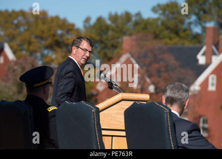 Verteidigungsminister Asche Carter liefert bei einer Abschiedszeremonie ehren Armee Sekretär John M. McHugh bei Joint Base Myer-Henderson Hall, Va., 23. Okt. 2015. (Foto von Senior Master Sgt. Adrian Cadiz/Freigegeben) Stockfoto