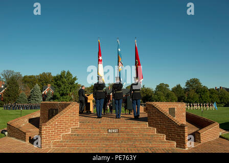 Verteidigungsminister Asche Carter liefert bei einer Abschiedszeremonie ehren Armee Sekretär John M. McHugh bei Joint Base Myer-Henderson Hall, Va., 23. Okt. 2015. (Foto von Senior Master Sgt. Adrian Cadiz/Freigegeben) Stockfoto