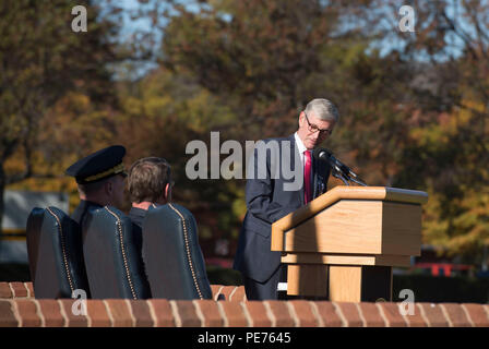 Armee Sekretär John M. McHugh liefert bei einer Abschiedszeremonie in seiner Ehre am Joint Base Myer-Henderson Hall, Va., 23. Okt. 2015. (Foto von Senior Master Sgt. Adrian Cadiz/Freigegeben) Stockfoto