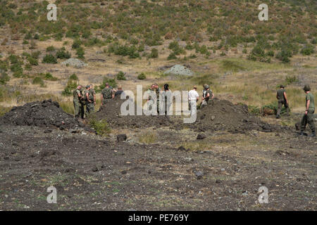 Multinationale Beseitigung von Explosivstoffen Teams aus der NATO Kosovo Force Mission nehmen Sie Teil in einem Abriss Mission neben Kosovo Sicherheitskräfte, Sept. 15, 2015, in einem EOD Training Website in der Nähe von Prizren, Kosovo. Die KFOR-EOD Kräfte enthalten Truppen aus Österreich, der Tschechischen Republik, und der US-Armee. Ordnance von Abbaustätten um den Kosovo wurden von multinationalen EOD-Teams für die Mission gesammelt. Löschen der bestehenden Lagerbestände der alten Ordnance von Abbaustätten unterstützt die Bereitstellung einer sicheren Umgebung für die Bürger des Kosovo. (U.S. Armee Foto von Sgt. Erick Yates, multinationalen Battle Group - Stockfoto