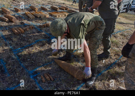 Multinationale Beseitigung von Explosivstoffen Teams aus der NATO Kosovo Force Mission nehmen Sie Teil in einem Abriss Mission neben Kosovo Sicherheitskräfte, Sept. 15, 2015, in einem EOD Training Website in der Nähe von Prizren, Kosovo. Die KFOR-EOD Kräfte enthalten Truppen aus Österreich, der Tschechischen Republik, und der US-Armee. Ordnance von Abbaustätten um den Kosovo wurden von multinationalen EOD-Teams für die Mission gesammelt. Löschen der bestehenden Lagerbestände der alten Ordnance von Abbaustätten unterstützt die Bereitstellung einer sicheren Umgebung für die Bürger des Kosovo. (U.S. Armee Foto von Sgt. Erick Yates, multinationalen Battle Group - Stockfoto