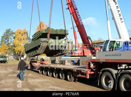 Ein M1 Abrams Kampfpanzer vom 3. Bataillon, 69. Armor Regiment, 1 Armor Brigade Combat Team, 3rd Infantry Division, ist in Rukla, Litauen am 24. Oktober 2015 entladen. Den Tank kommt als Soldaten der 3.Infanterie Division ihre zweite Drehung zur Unterstützung der Operation Atlantik zu lösen beginnen. Die 1 ABCT übernimmt als U.S. Army Europe Regional zugeordneten Kraft von der 173Rd Airborne Brigade am 26. Oktober. (U.S. Armee Foto: Staff Sgt. Michael Behlin) Stockfoto