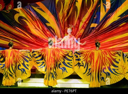 Tänzerinnen und Tänzer zeigen Pfauen, Schmetterlinge und Blüten mit der Tapisserie, die Sie in einem Tanz Vorschau der Kultur von Wuhan twirl, Hauptstadt der zentralchinesischen Provinz Hubei, wo die nächsten CISM World Games 2019 stattfinden wird. Der Tanz war Teil der Abschlussfeier für die 6 CISM World Games in MunGyeong, Südkorea, Okt. 11, 2015. Stockfoto