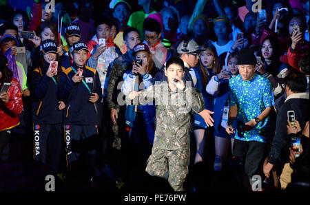 Koreanische Athleten Fotos von Pop Star Kim Jaejoong wie er Arirang in der Mitte des Stadions singt bei der Abschlussfeier für die cism World Games Okt.11, 2015, in MunGyeong, Südkorea. Stockfoto