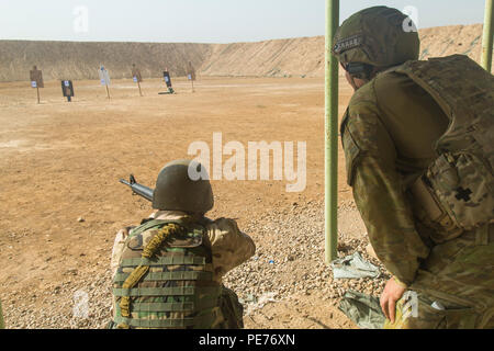 Ein irakischer Soldat der 71 irakischen Armee Feuerwehr zugeordnet Brände einer M16-Gewehr während einer Reihe von Camp Taji, Irak, 15. Oktober 2015. Die Soldaten nahmen an der Reihe, um zu lernen, wie sie ihre neuen Waffen genau zu schießen. Die Teilnahme an dieser Art des Trainings im Camp Taji building Partner Kapazität wird die Soldaten für mögliche biochemische Angriffe, wenn der Kampf gegen die Islamischen Staat im Irak und der Levante vorbereiten. (U.S. Armee Foto von SPC. William Marlow/Freigegeben) Stockfoto